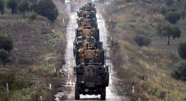 解放军大批装甲车北上军列浩浩荡荡驶出边境