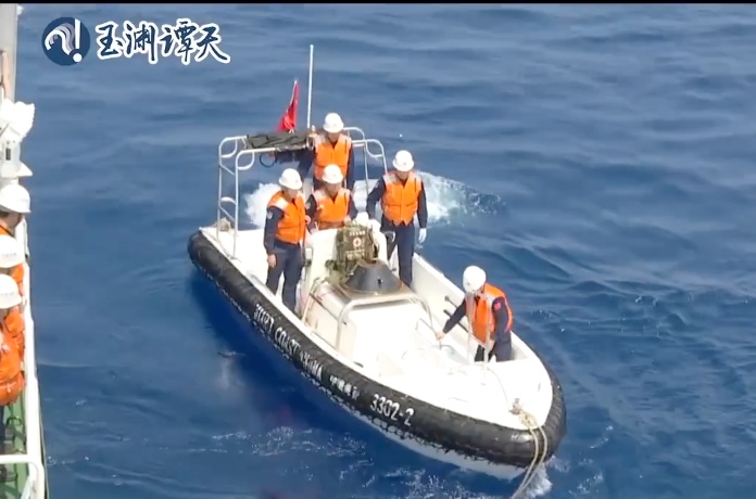 中国海警船在黄岩岛海域进行常态化训练