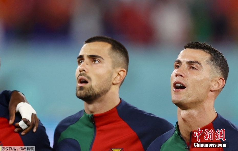 当地时间11月24日，世界杯葡萄牙队对阵加纳队的赛前仪式上，C罗满含热泪。这也是C罗第五次世界杯旅程的首秀。

