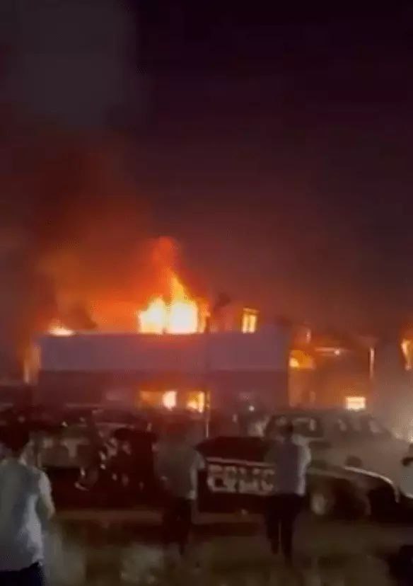 伊拉克一婚礼现场起火致百余人死亡建筑坍塌