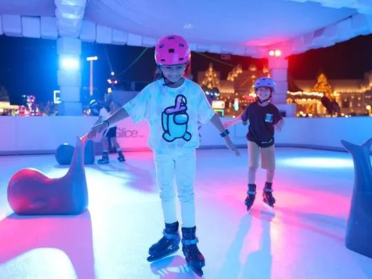 迪拜地球村推出户外溜冰场啦，门票只需40迪拉姆