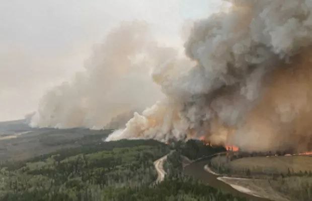 加拿大麦克默里堡山火处于失控状态过火面积达25公顷