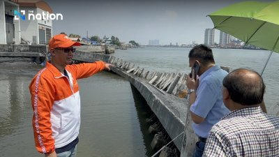 泰国湄南河堤坝部分垮塌　威胁民居寺庙