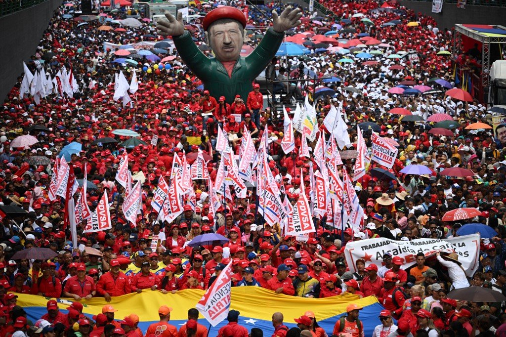 委内瑞拉总统马杜罗政府的支持者在劳动节集会参与大游行。（图取自法新社）