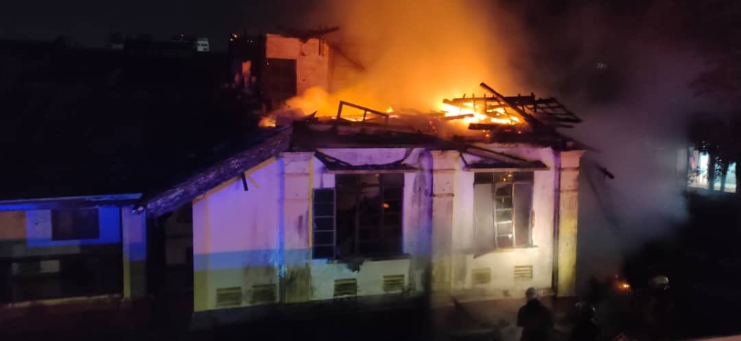 拥有百年历史的太平旅舍周一凌晨著火燃烧，其中一栋建筑被烧毁。