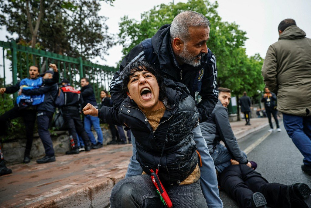 土耳其警员逮捕了一名女抗议者，当时她和其他人试图游行至塔克西姆广场。（图取自法新社）