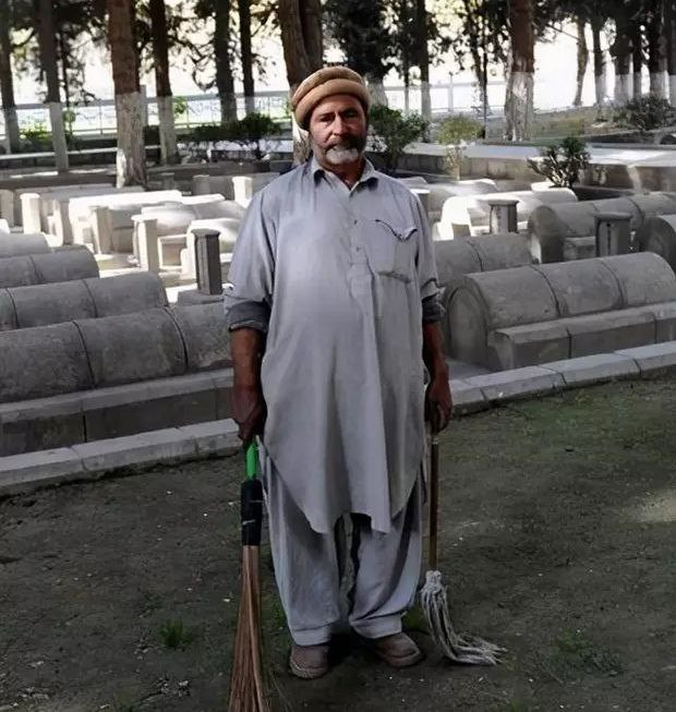 巴基斯坦一老人守护中国烈士墓39年还教导子孙一直守下去